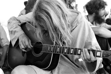 Bhagwan Rajneesh Osho gitar çalan kişi Ambarnath Mumbai Hindistan 1973 