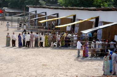 Bombay, Maharashtra, Hindistan 'da yapılan Meclis seçimlerinde oy vermek için sırada bekleyenler.
