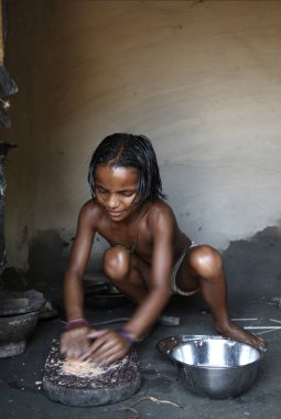 Kilometre üzerinde ıslak tahıl öğüten kız, Kai Ganj, Bihar, Hindistan 