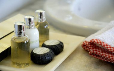 Marwar 'daki Rawla Jojwar Miras Oteli' nde kozmetik şişesi. Rajasthan. Hindistan  