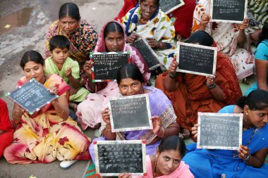 Sangli, Maharashtra, Hindistan 'da açık okulda alfabe öğrenen seks işçileri