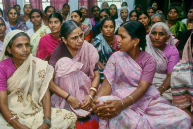 Ela Bhatt Gandhi sosyal hizmet görevlisi üyelerle konuşuyor, Gujarat, Hindistan, Asya 