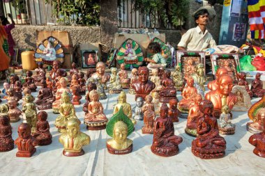 Hawker, Dr Babasaheb Ambedkar ve Gautam Buddha, Mumbai, Maharashtra, Hindistan ve Asya heykelleri satıyor. 