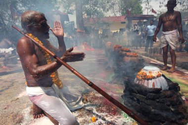 Sıcak süt ayini, Karaha Pujan, Varanasi, Uttar Pradesh, Hindistan, Asya 