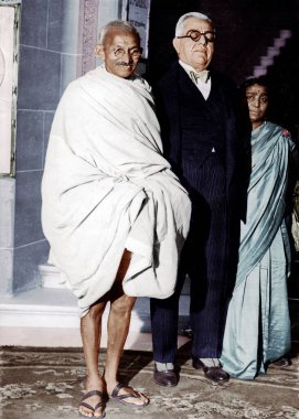 Mahatma Gandhi, Aga Khan III ve Sarojini Naidu ile birlikte 1 Ekim 1931 'de Ritz Hotel' in önünde. 