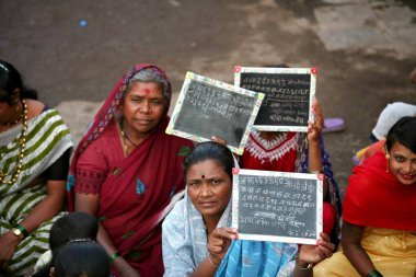 Sangli, Maharashtra, Hindistan 'da açık okulda alfabe öğrenen seks işçileri