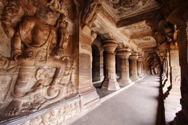 3 numaralı mağaranın ana koridoru, Badami, Karnataka, Hindistan 