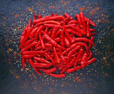 Taşın üstünde kırmızı biber 