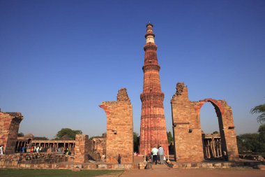 Kutub Minar 1311 yılında kızıl kumtaşı kulesinde inşa edildi, Hint-Müslüman sanatı, Delhi sultanlığı, Delhi, Hindistan UNESCO Dünya Mirası Sitesi