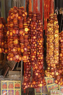 Ashtavinayak; renkli çelenkler; Shri Vighneshwar Vinayak Tapınağı 'nın dışında asılı Ozar, Taluka Junnar; Bölge Pune; Maharashtra; Hindistan