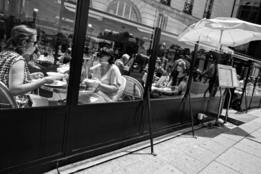 Erkekler ve kadınlar yemek yiyor, Kafe kaldırımda, Paris, Fransa, Avrupa
