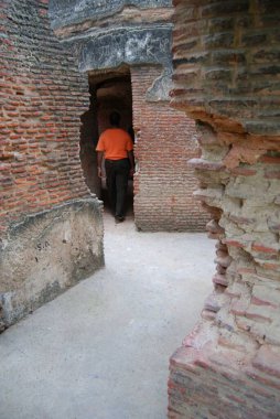 Lucknow, Uttar Pradesh, Hindistan 'da harap olmuş ikamet odalarının kapısına giren adam..