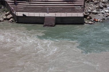 Chamoli Uttarakhand Asya 'daki Alaknanda ve Pindar nehirlerinin etkisi