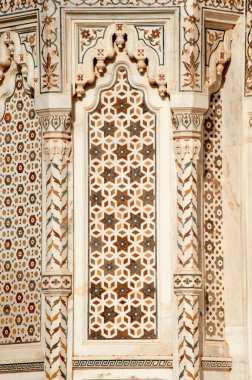 Hindistan, Madhya Pradesh, Shivpuri 'de Madhavrao scindia cenotaph duvarında Geometrik tasarımlar