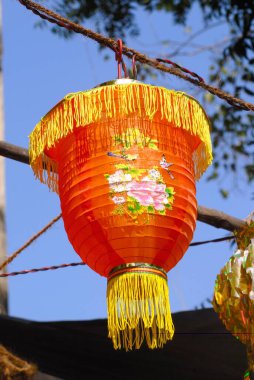 Renkli modern Çin feneri Akashkandil bayram bayramı, Dadar, Bombay Mumbai, Maharashtra, Hindistan 'daki Diwali Deepawali festivali için dükkanın önünde takılıyor. 