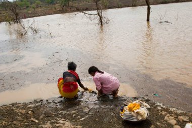 Kadınlar çamaşır yıkıyor, Marathwada, Maharashtra, Hindistan 