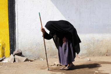 Anjaar yakınlarındaki Mindiyada 'da sopayla yürüyen yaşlı kadın; Kutch; Gujarat; Hindistan