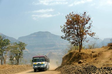 Msrtc otobüsü Malshej Ghat Maharashtra Hindistan Asya 'da
