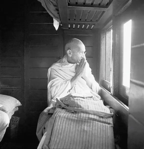 Mahatma Gandhi Grüßt Menschen Durch Das Fenster Eines Zuges 1940 — Stockfoto