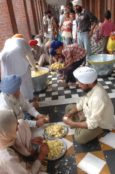 Langar, halk mutfağı, ücretsiz guru ka langar, guru Amar Das tarafından sunulan guru mutfağı kast engellerini eritmek ve binlerce hacıya gönüllü hizmet, Altın Tapınak, Amritsar, Punjab, Hindistan yoluyla bedava yiyecek sağlamak için 