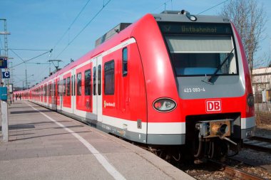 Münih treni; Wolfratshausen tren istasyonu; Alman demiryolu kırmızı renk; Münih; Almanya; Avrupa