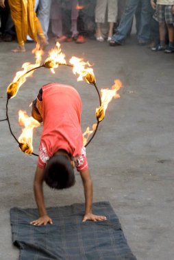 Bombay Mumbai, Maharashtra ve Hindistan 'daki kala ghoda festivalinde sahne alan bir çocuk görülüyor.
