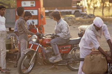 Petrol veya Benzin Pompaları 'nda motosiklet sürücüleri 