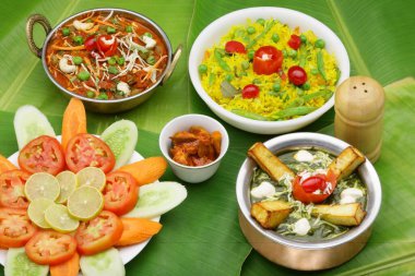 Bakır kadhai 'de vejetaryen kolhapuri, bakır handi' de palak paneer, yeşil bezelye pilav pulao salatası, muz yapraklarında servis edilen tuzluk turşusu, Hindistan