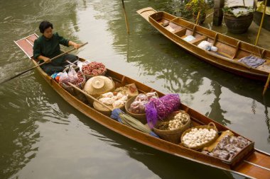 Yüzen pazar, teknede alışveriş, Bangkok, Tayland 