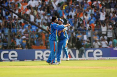 Hintli Yuvraj Singh, 2 Nisan 2011 'de Mumbai Wankhede Stadyumu' nda oynanan ICC Kriket Dünya Kupası finallerinde çekilen fotoğrafta olmayan Thilan Samaraweera 'lı Suresh Raina kalesiyle kutluyor.
