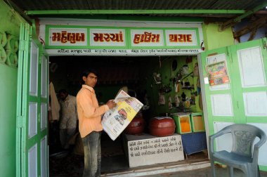 Marketten Gujarat Hindistan 'a gazete getiren çocuk. 
