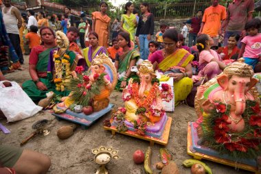 Ganesh putlarından önce Puja Dadar sahilinde Arap denizine daldı, Mumbai Bombay, Maharashtra, Hindistan 