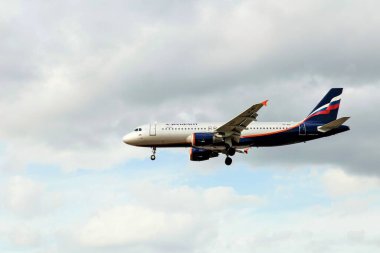 Aeroflot Rus uçağı Heathrow Havaalanı, Londra, İngiltere 'ye iniyor. 