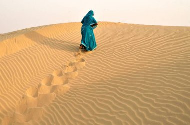 Kum tepelerinde yürüyen kadın # 704 Rajasthan Hindistan Asya