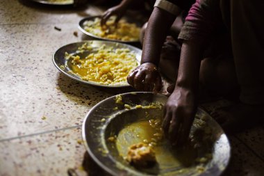 Çocuklar yerde yer, dhaka, bangladeş