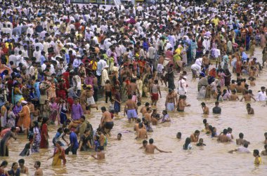 İlk kutsal banyo için büyük kalabalık, kumbh mela 2003-04, nashik, maharashtra, Hindistan 