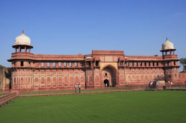 Agra Kalesi 'nin girişi 16. yüzyılda Yamuna Nehri' nin batı kıyısına kızıl kum taşı imparator tarafından inşa edildi; Agra; Uttar Pradesh; Hindistan UNESCO Dünya Mirası Bölgesi