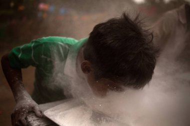 çocuk un üfleme, siem biçme, Kamboçya