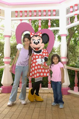 Disneyland Hong Kong 'da Minnie Mouse' la kızlar. 