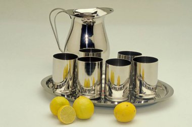 Su testisi ve bardaklar, paslanmaz çelik ürün. 