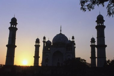 Gün batımında Bibi Ka Maqbara 'nın silueti, Aurangabad, Maharashtra, Hindistan, Asya