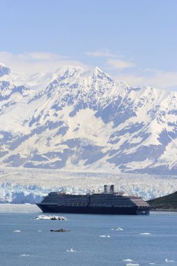 Hubbard buzulu ve Saint Elias dağının önündeki Oosterdam yolcu gemisi Alaska 'daki en uzun gelgit suyu buzulu Saint Elias milli parkı, Dischantment Bay, Alaska, Amerika Birleşik Devletleri.