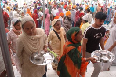 Langar, halk mutfağı, ücretsiz guru ka langar, guru Amar Das tarafından sunulan guru mutfağı kast engellerini eritmek ve binlerce hacıya gönüllü hizmet, Altın Tapınak, Amritsar, Punjab, Hindistan yoluyla bedava yiyecek sağlamak için 