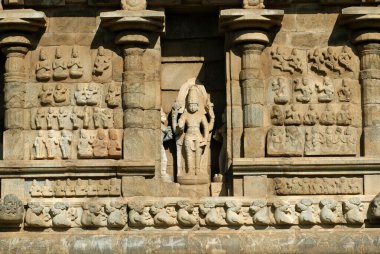 Dış duvarda 11. yüzyıl heykeli, Brihadishvara tapınağı, Gangaikonda Cholapuram, Cholas 'ın başkenti, Shiva tapınağı, Tamil Nadu, Hindistan 