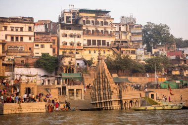Eğik Tapınak, Ratneshwar Mahadev Mandir, Scindia Ghat, Ganga Nehri Ganj, Varanasi, Banaras, Benaras, Kashi, Uttar Pradesh, Hindistan 