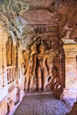 Jain God Bahubali yardım heykeli, Rock kesimi mağara tapınağı, Badami, Bagalkot, Karnataka, Hindistan