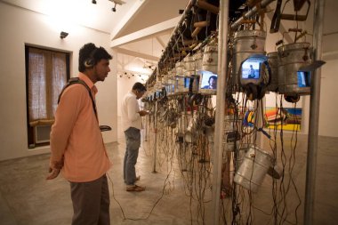 İçerde gösterilen film kurulu beslenme çantası, Hayalet Transmemoir; Çağdaş Hint Sanatçısı Bose Krishnamachari 'nin sergisi; Bombay Mumbai; Maharashtra; Hindistan