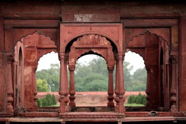 UNESCO Dünya Mirası bölgesi, aynı zamanda Lal Qila veya Kızıl Kale olarak da bilinen ve Babür İmparatoru Şah Cihan tarafından 1638-1648 yılları arasında saray olarak kullanılan Delhi kalesi.