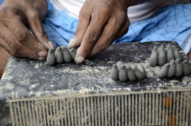 Adam kilden parmaklar yapıyor.