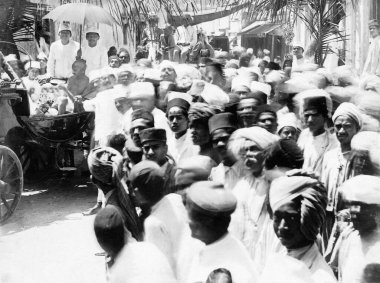 Mahatma Gandhi Mangrol, Gujarat, Hindistan, Nisan 1925 'te bir geçit töreninde. 